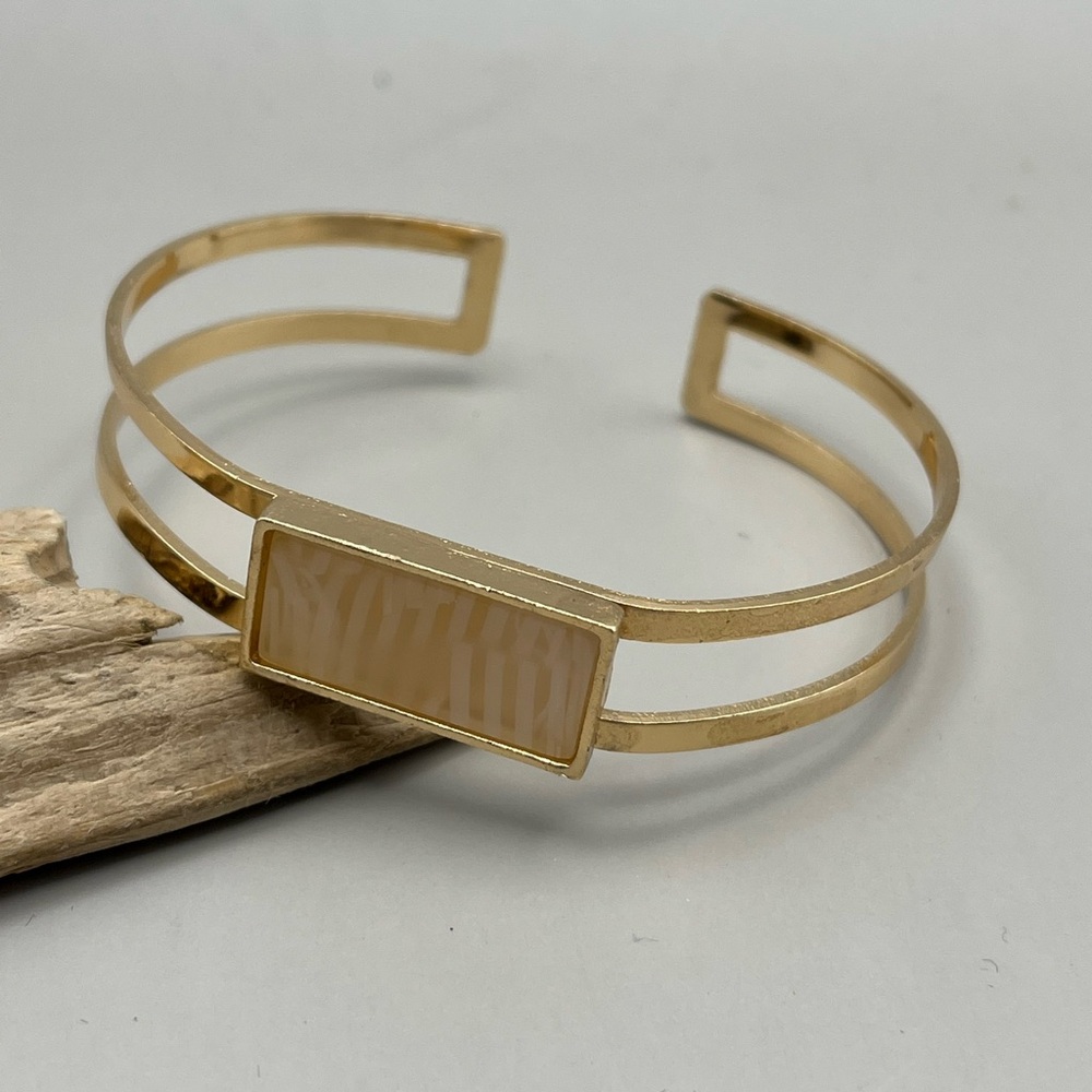 Stunning Gold Cuff Bracelet with Rectangular Inlay - Picture 2 of 4